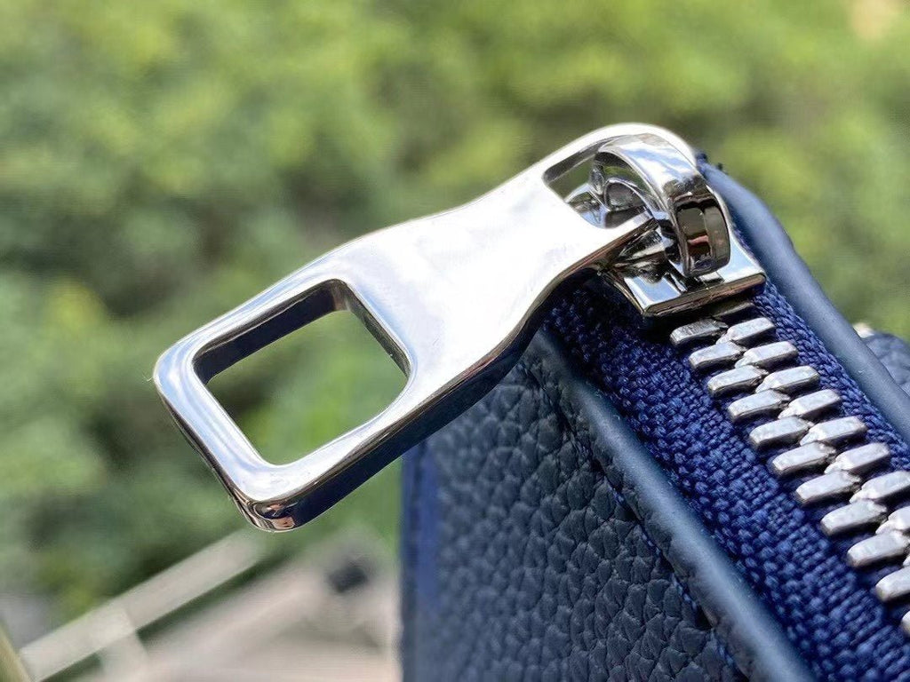 LOUIS VUITTON LV SAC PLAT ZIPPE